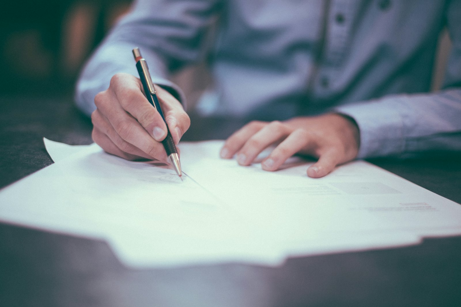 Documents et contrat sur un bureau