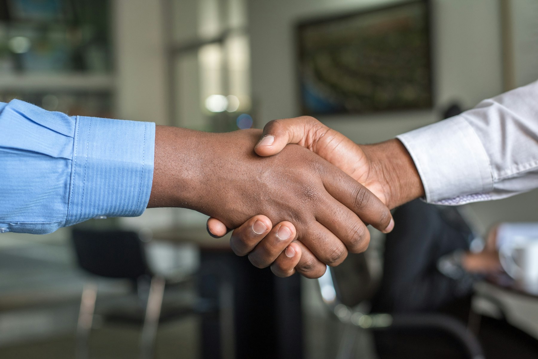 Réunion d’équipe internationale en environnement corporate à Dubaï