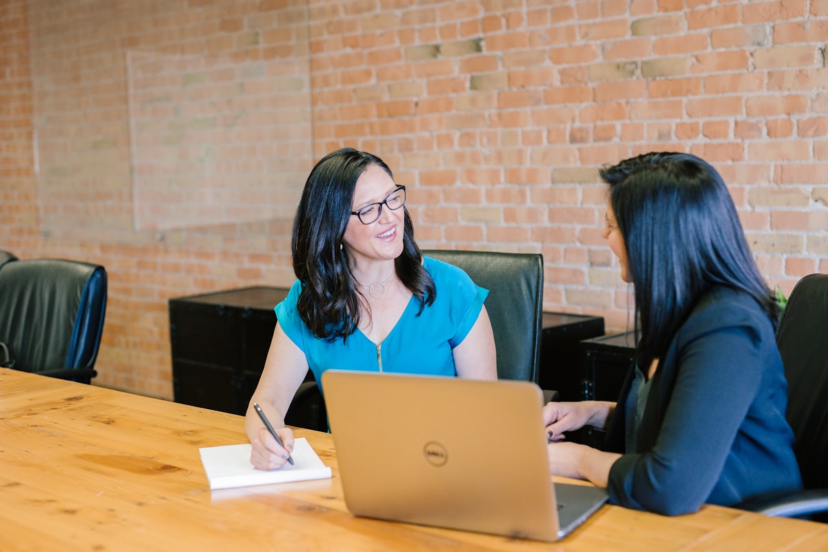 consultant freelance travaillant sur ordinateur