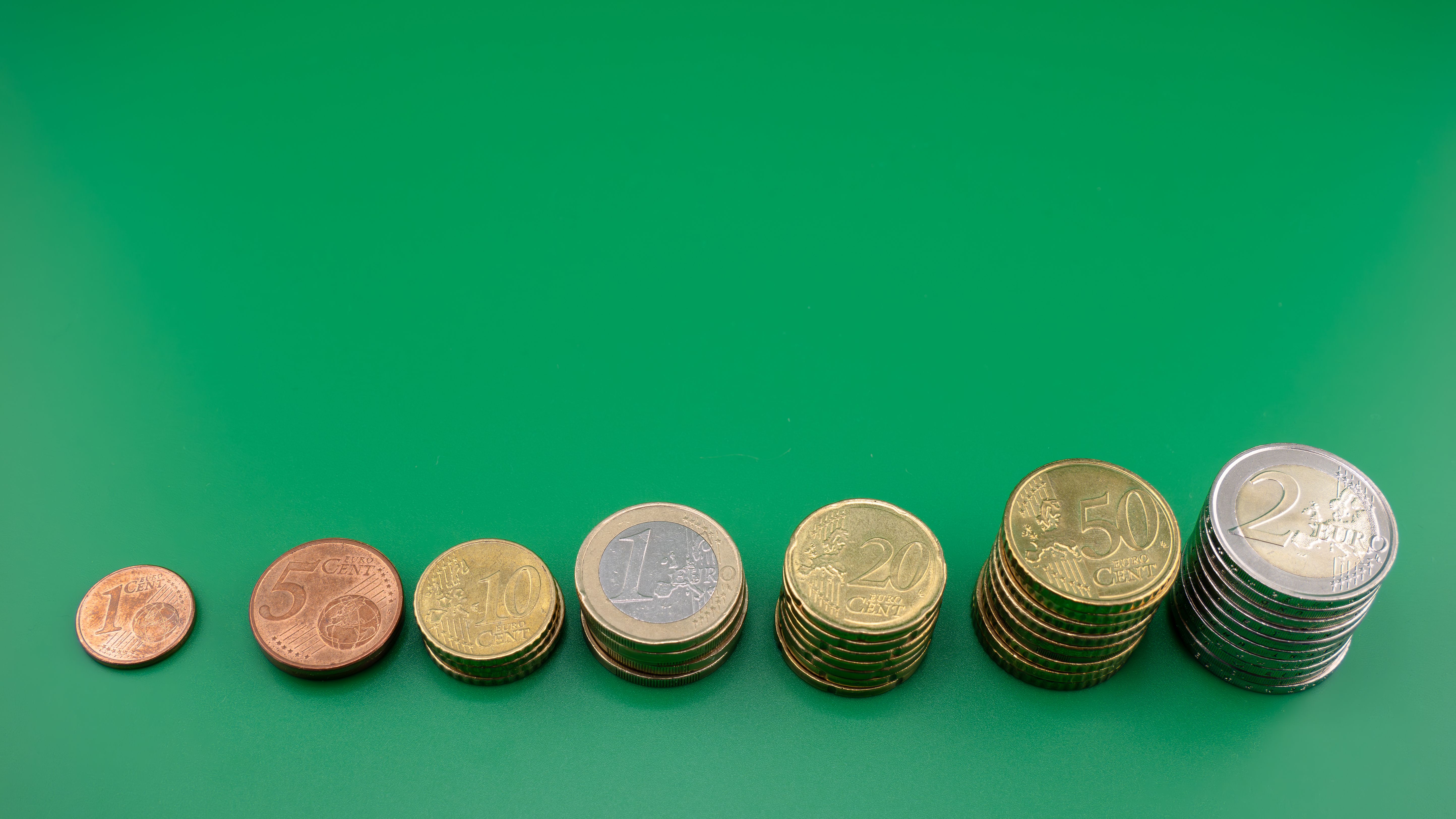 Pièces en euros empilées