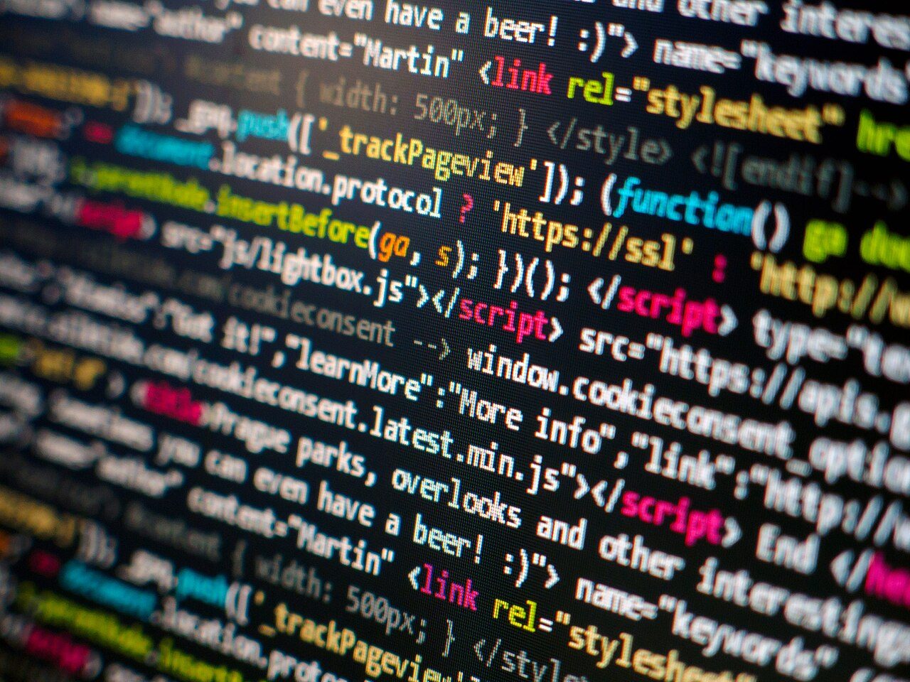 Code informatique à l'écran — éligibilité des développeurs aux droits d'auteur
