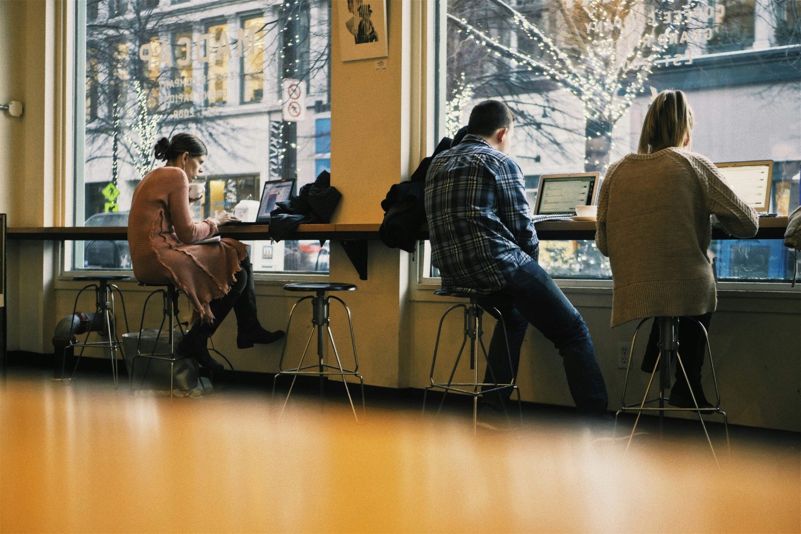 Auto-entrepreneur en 2026 : rester indépendant ou sécuriser son activité avec le portage salarial ?