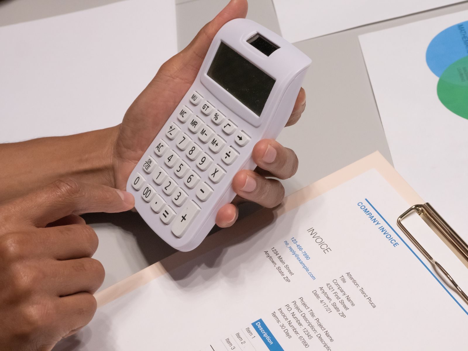 Consultant calculant son chiffre d'affaires et ses factures en portage salarial
