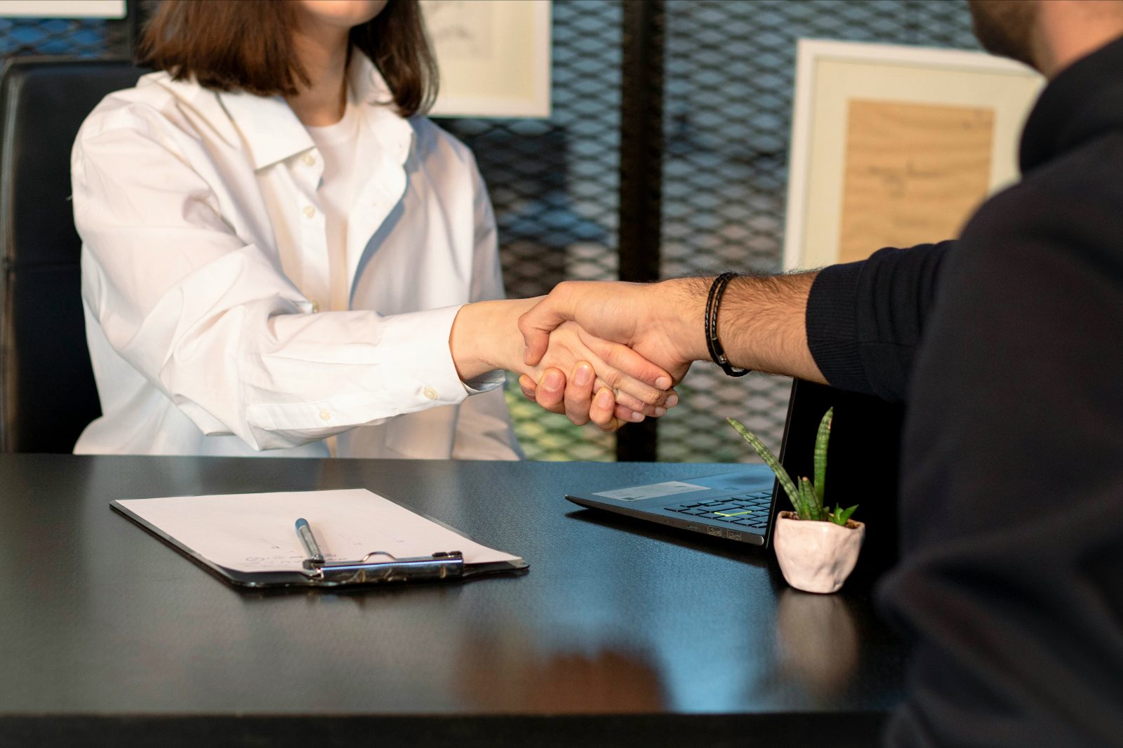 Poignée de main dans un cadre professionnel