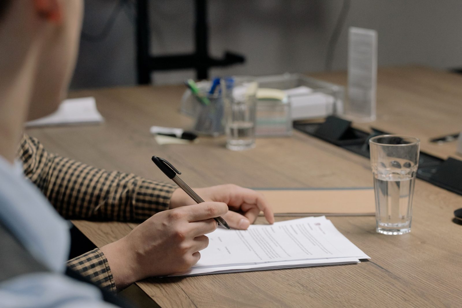 Freelancer signing a written contract, the core protection of Italy's Self-Employment Jobs Act