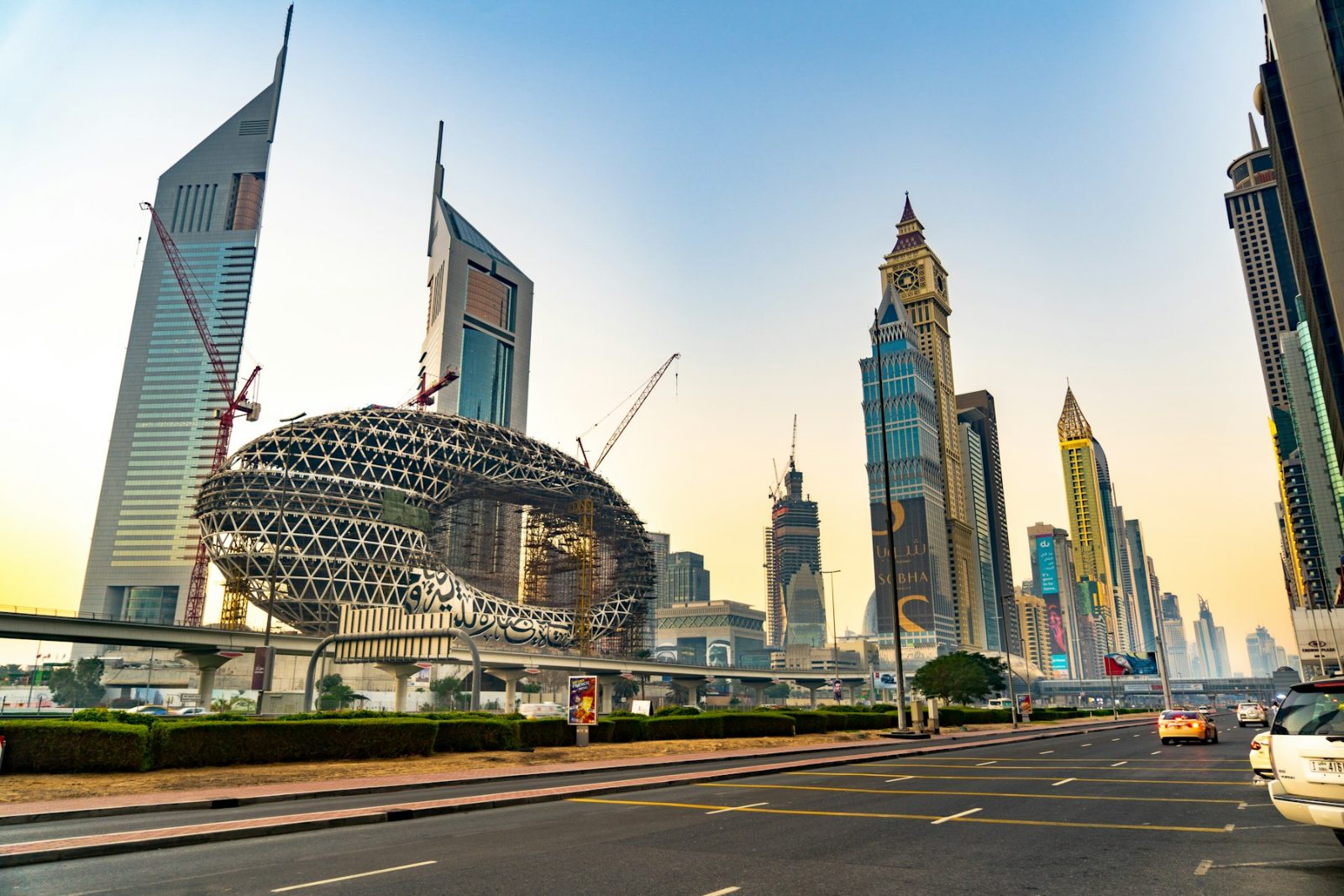 Rythme quotidien : mobilité et tempo Autoroute urbaine et circulation à Dubaï, symbole du rythme et de la mobilité