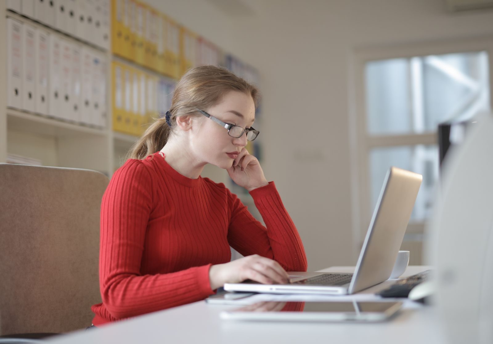Consultante indépendante en portage salarial travaillant sur son ordinateur portable au bureau