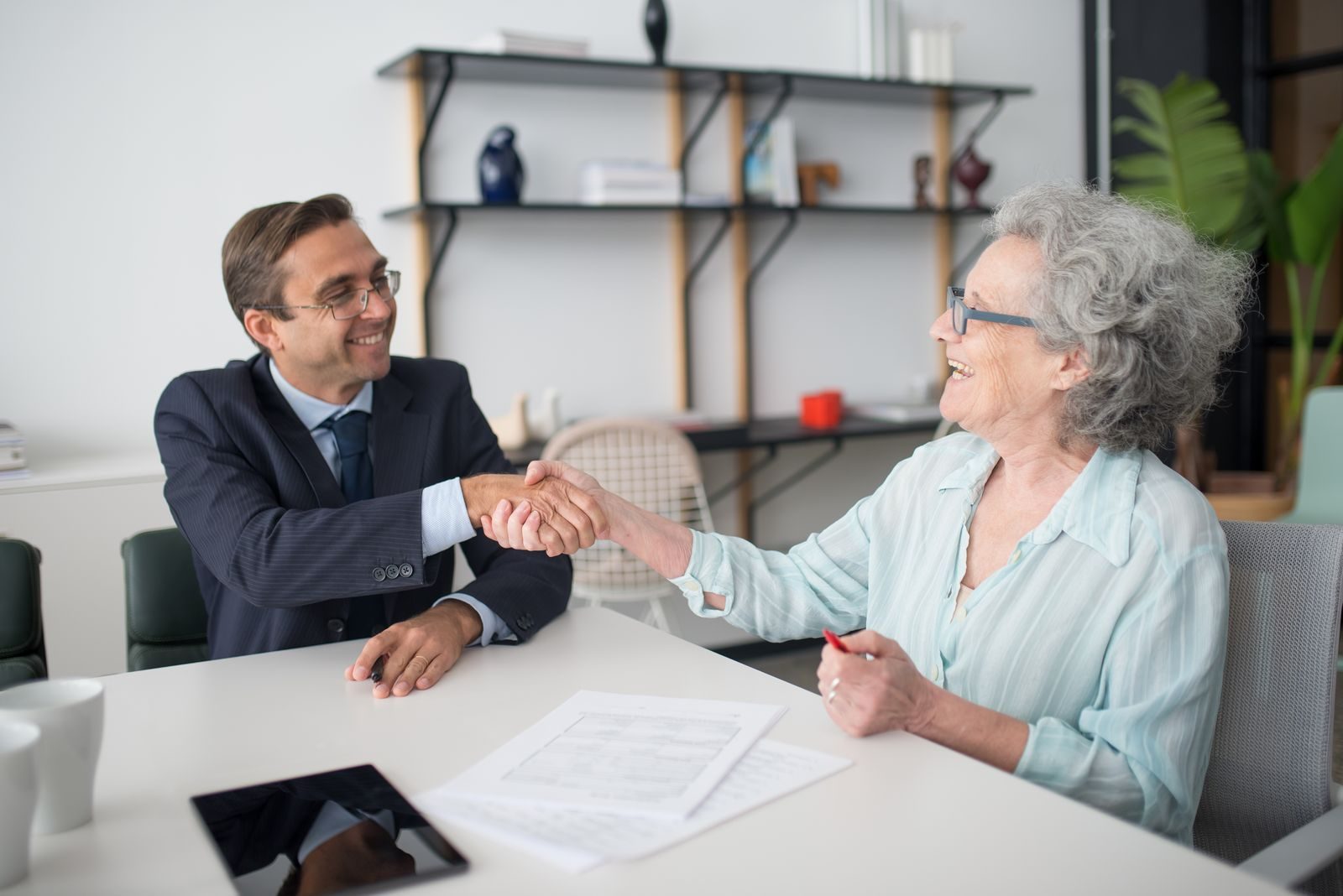 Consultant indépendant en rendez-vous avec un conseiller en portage salarial au Luxembourg