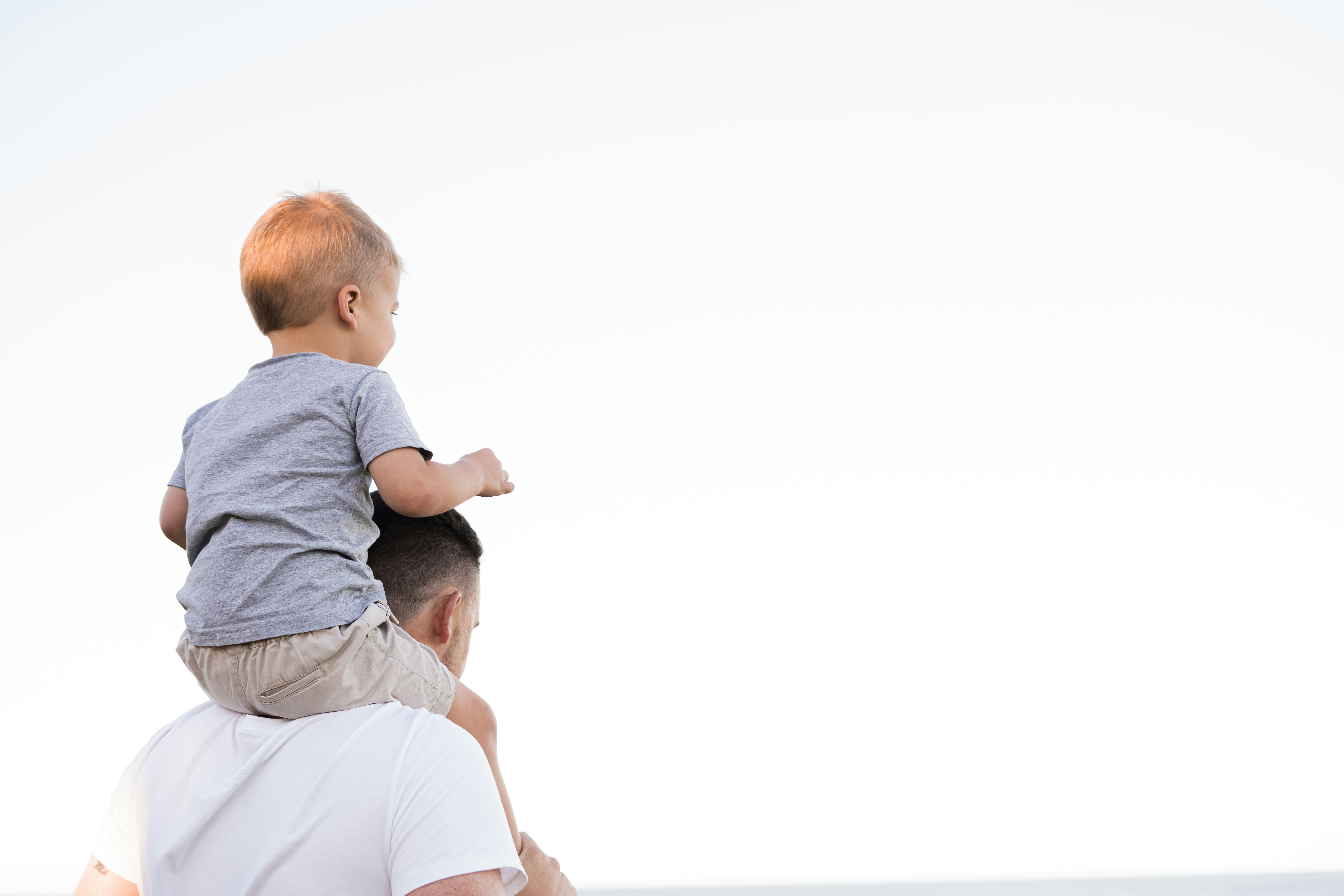 Parent indépendant portant son enfant, entre vie de famille et activité freelance