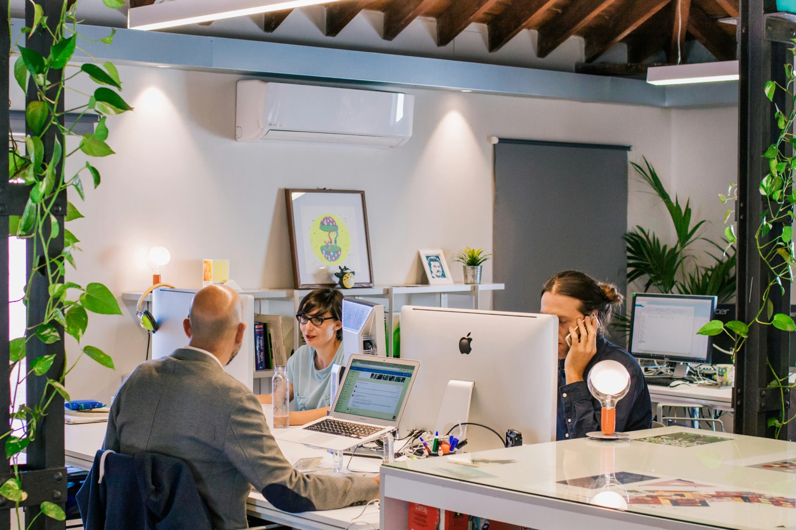 Consultants indépendants en portage salarial travaillant dans un espace de bureau partagé
